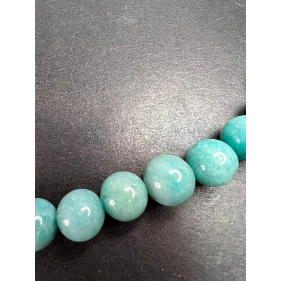 Dyed jadeite beaded necklace with sterling silver clasp - Picture 2 of 11